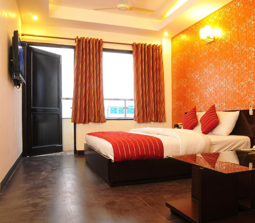 Airport Hotel Daya Capitol Нью-Дели Экстерьер фото