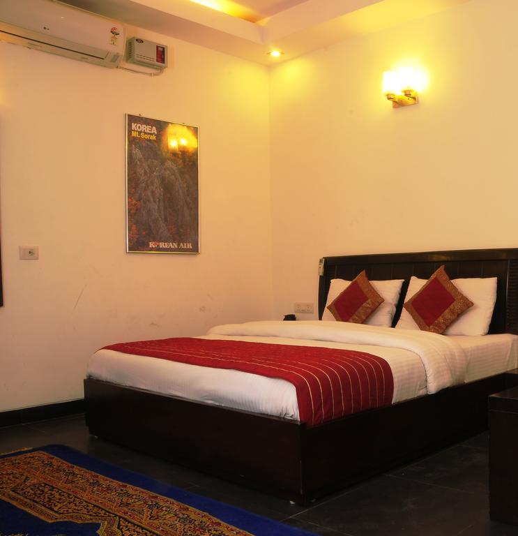 Airport Hotel Daya Capitol Нью-Дели Экстерьер фото