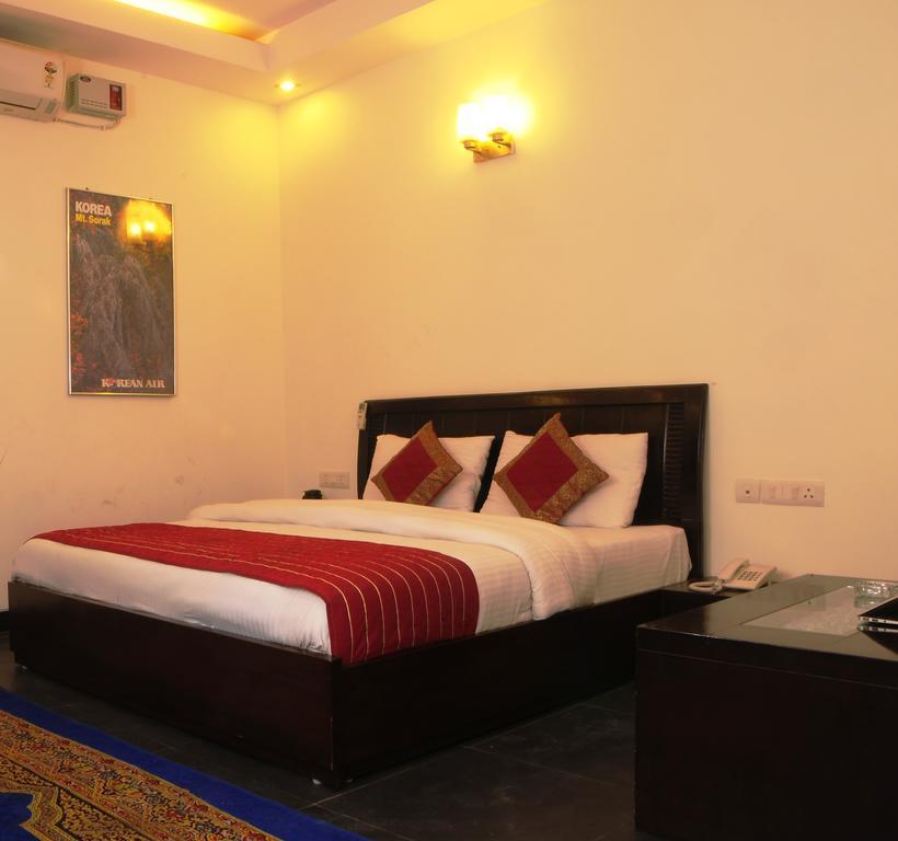 Airport Hotel Daya Capitol Нью-Дели Экстерьер фото