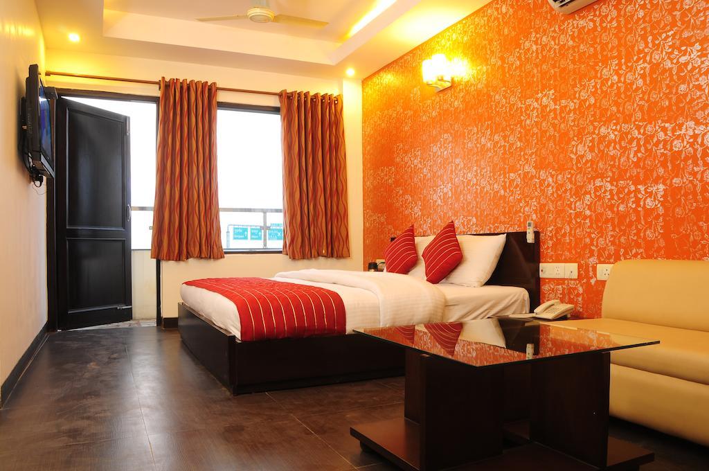 Airport Hotel Daya Capitol Нью-Дели Экстерьер фото