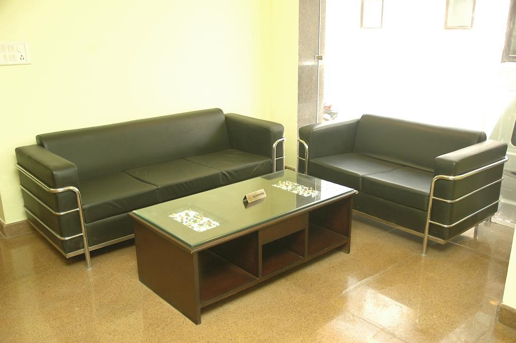 Airport Hotel Daya Capitol Нью-Дели Экстерьер фото