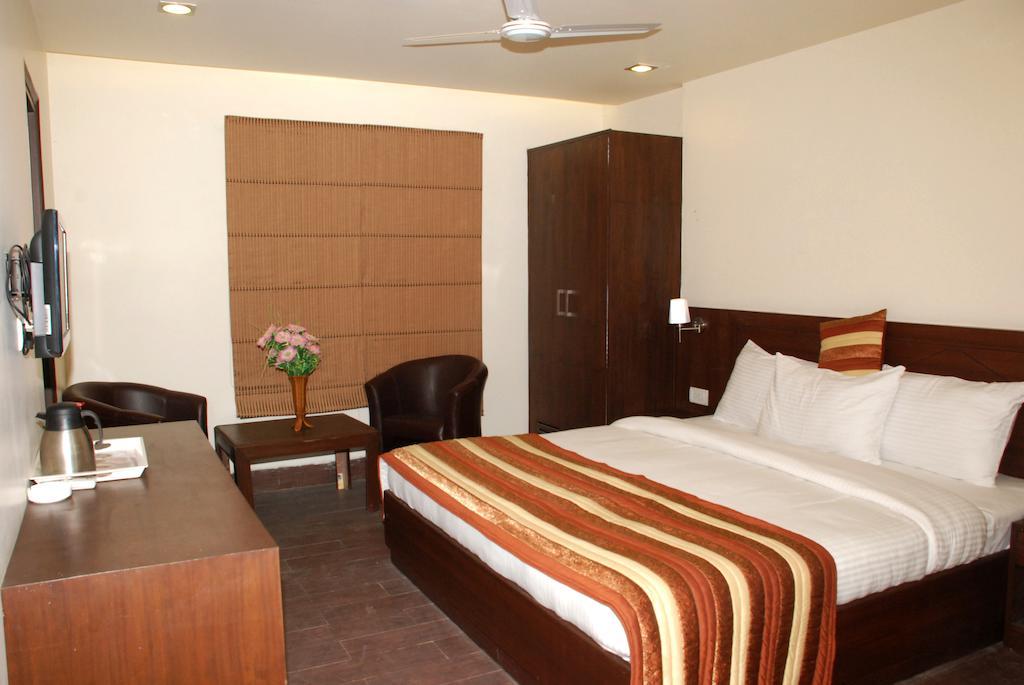 Airport Hotel Daya Capitol Нью-Дели Экстерьер фото