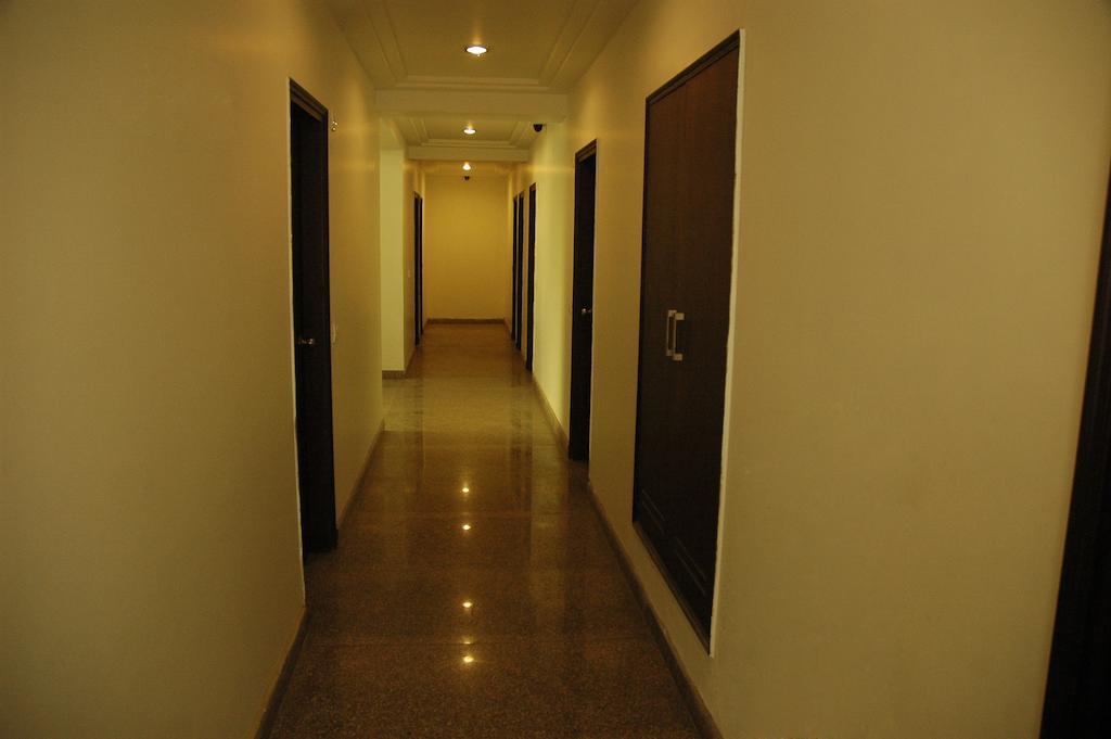 Airport Hotel Daya Capitol Нью-Дели Экстерьер фото