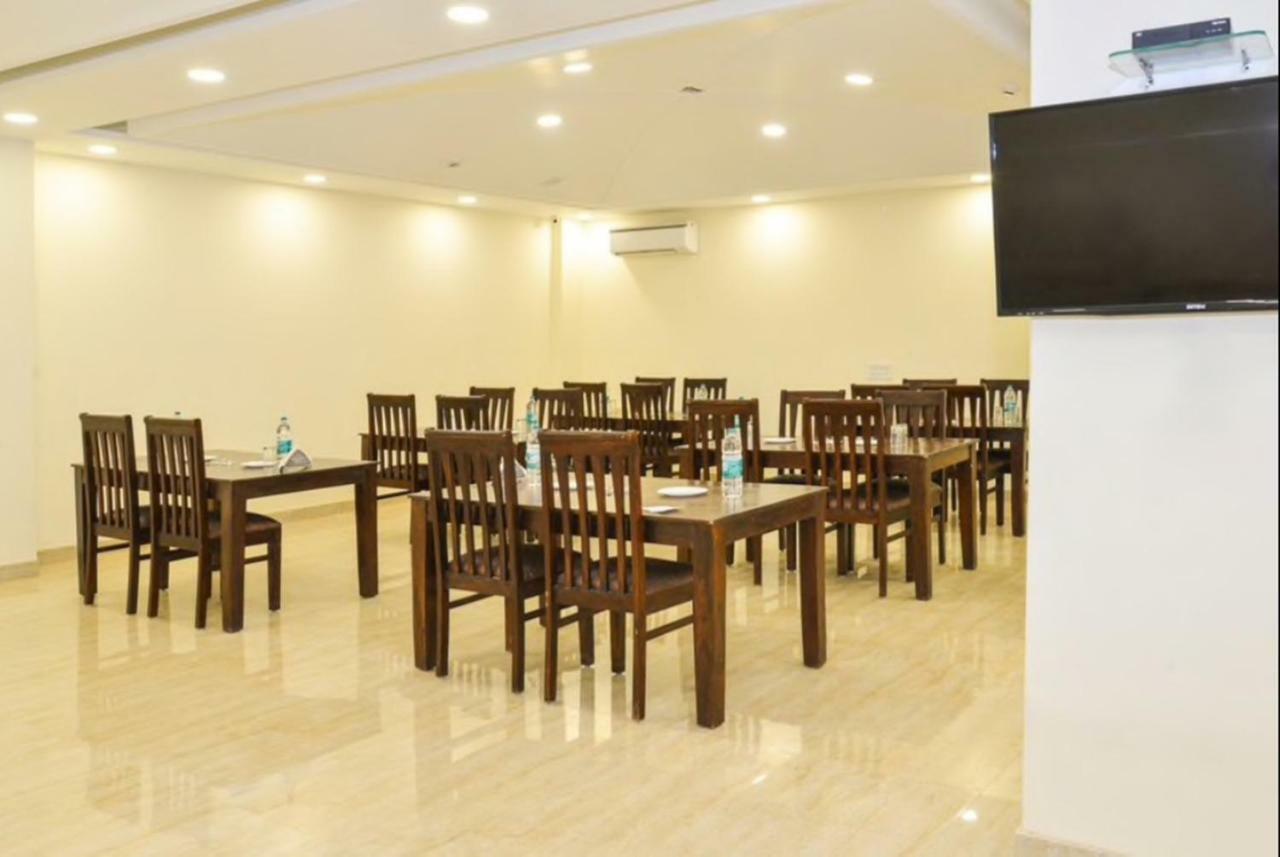Airport Hotel Daya Capitol Нью-Дели Экстерьер фото