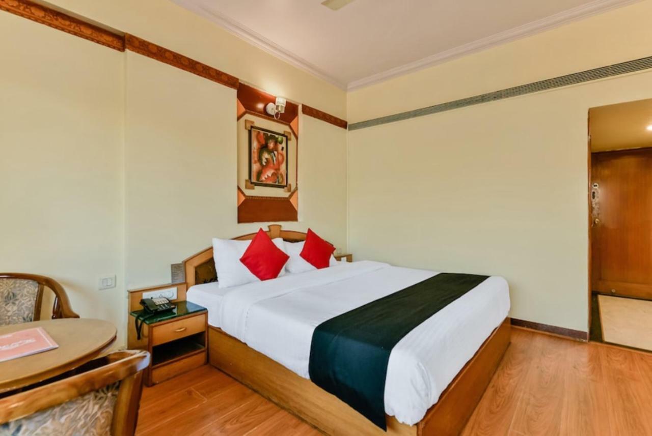 Airport Hotel Daya Capitol Нью-Дели Экстерьер фото