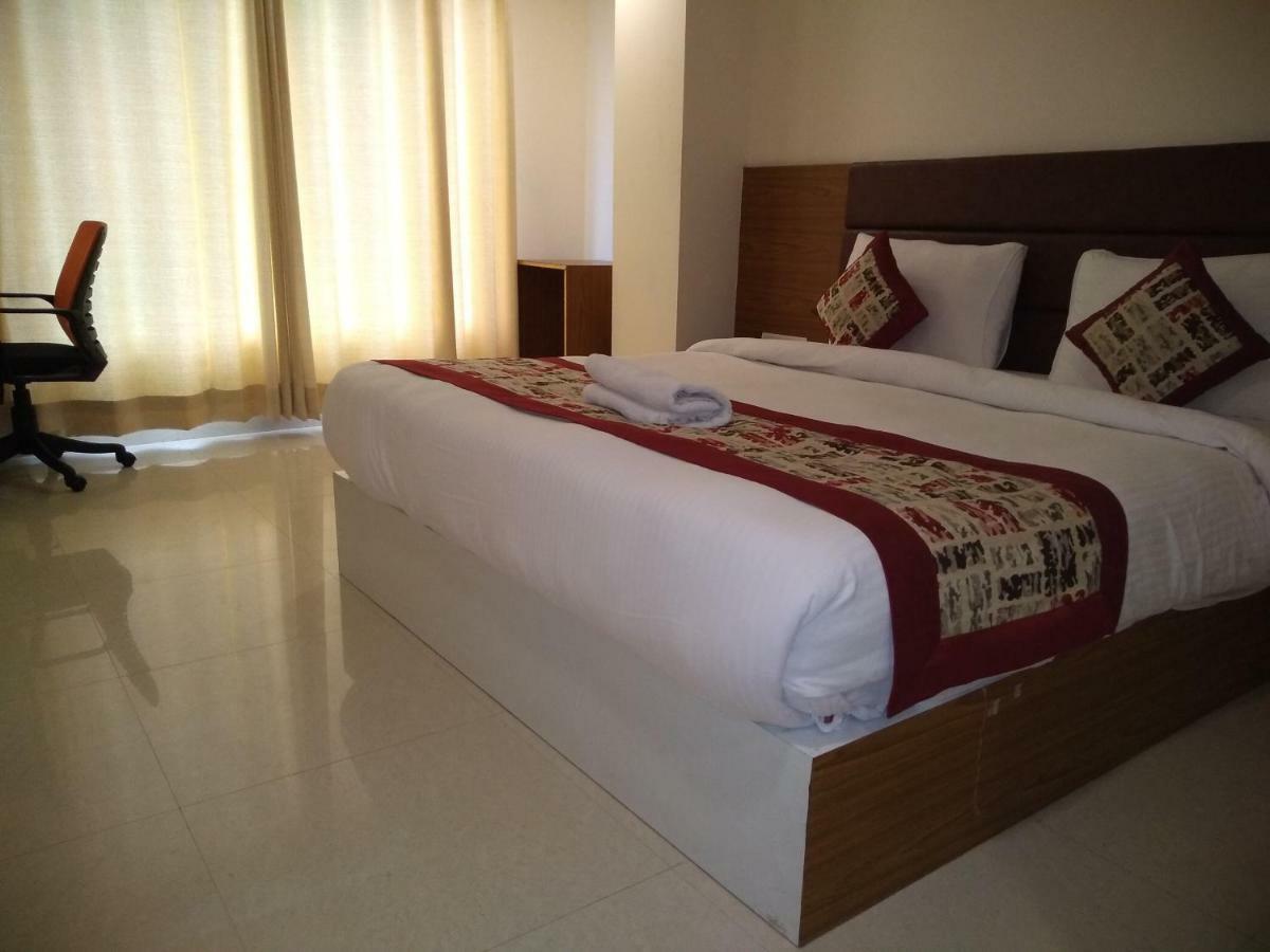 Airport Hotel Daya Capitol Нью-Дели Экстерьер фото